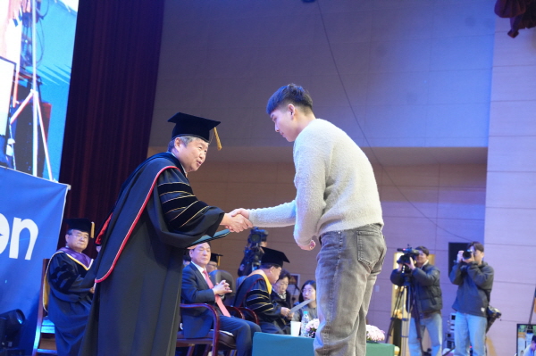 건양대, 26일 2025학년도 입학식 및 진로캠프 개최  98세 김희수 명예총장 신입생 위한 색소폰 공연